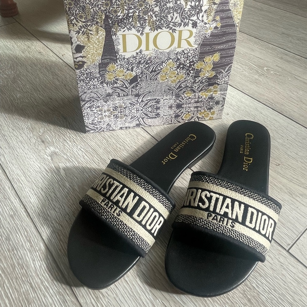 Women’s Slides Size US 9
